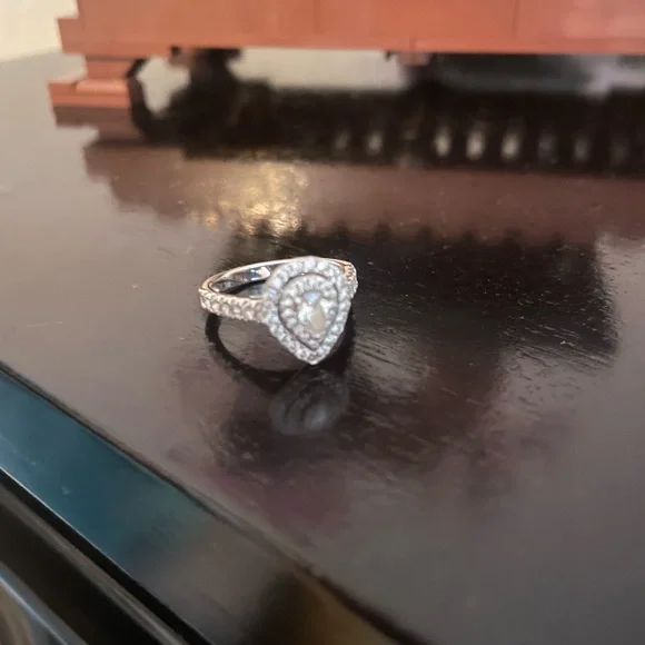 Elegant Silver Teardrop Ring - Picture 4 of 5